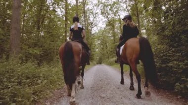 Ormanın Ortasında Atlara Atlı İki Binici, Yavaş Hareket