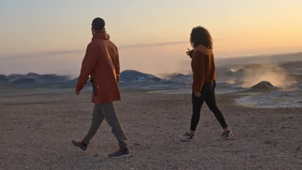 Viajante Adventuroso Passeando no Campo Geotérmico Rochoso com Vista do Esqui Crepúsculo — Vídeo de Stock