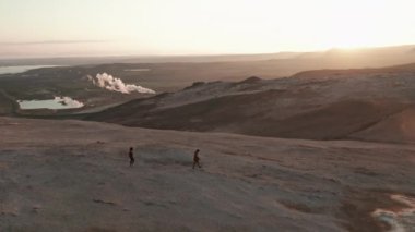 İzlanda Jeotermal Bölgede Güzel Gökyüzü Manzaralı Yürüyen Çift