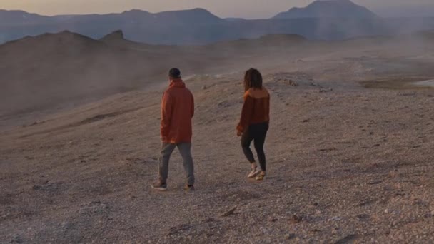 Slow Motion Panning Colpo di viaggiatori che camminano al campo geotermico in Islanda — Video Stock