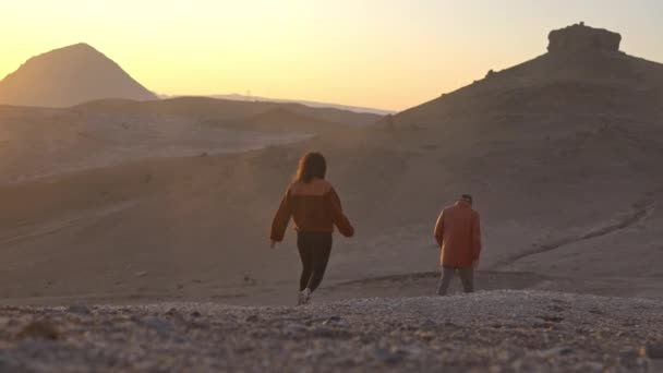 Viajantes Caminhando Forth uma montanha rochosa em um campo geotérmico na Islândia — Vídeo de Stock
