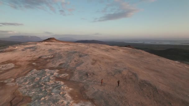 2人の観光客の牧歌的な空撮、岩どこでも — ストック動画