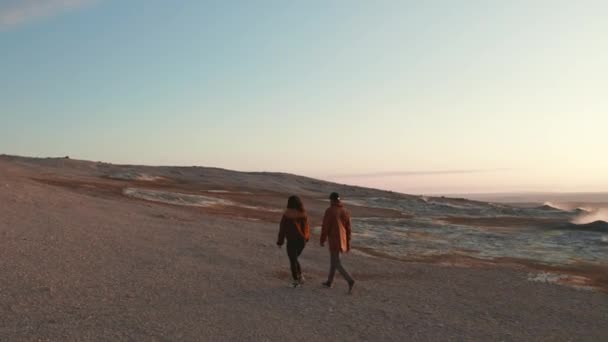Några promenader på ett geotermiskt område på Island med landskapet i skymningen — Stockvideo