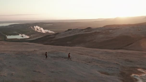 Paar spaziert auf Geothermie-Gebiet in Island mit Landschaft aus schönem Himmel — Stockvideo