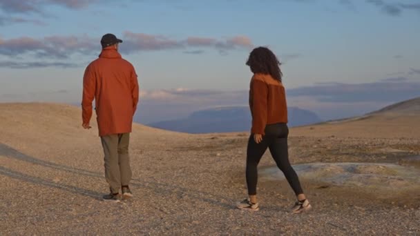 Viajeros de gira en el campo geotérmico de Islandia como las puestas de sol al atardecer — Vídeo de stock