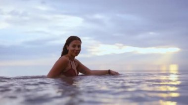 Odaklanamayan Görkemli Gökyüzünün Arkaplanıyla Suya Batmış Kadın Modeli