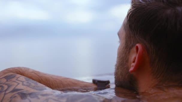 Männchen-Modell taucht in Wasser mit entspanntem Blick auf den blauen Himmel — Stockvideo