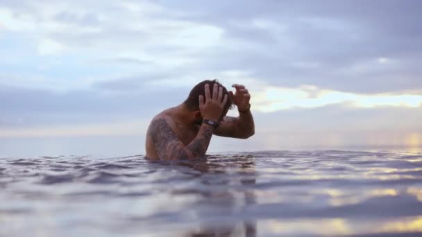 Tatuado Masculino Modelo Natação na água com o pano de fundo — Vídeo de Stock