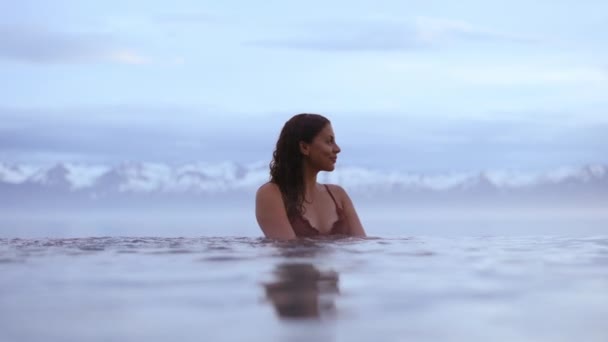 Beau modèle féminin plongé dans l'eau avec la toile de fond — Video