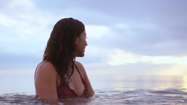 Piękna kobieta zanurzona w wodzie na tle błękitnego nieba — Wideo stockowe