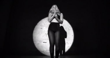 Dansçı Karanlık Arkaplanda Siluetiyle Baştan Çıkarıcı Dans Ediyor