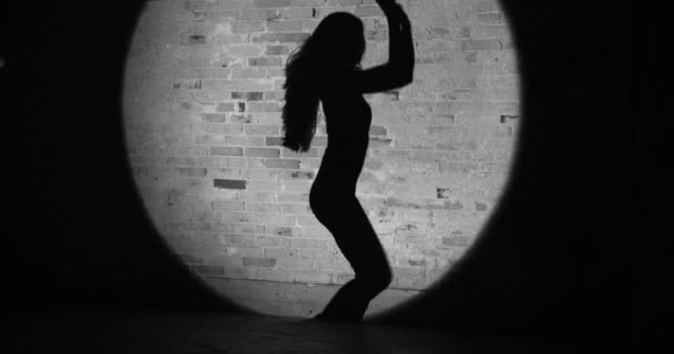 성적 인 실루엣으로 벽을 배경으로 하는 카리스마적 인 댄서 춤 — 비디오