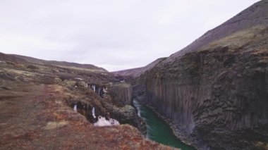 Bazalt Kaya Sütunları ve Buzul Nehri ve Açık Gökyüzü Ufku, Studlagil Kanyonu