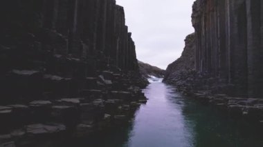 Studalagil Kanyonu 'nun Basalt Kaya Sütunu Muhteşem Buzul Nehri, İzlanda