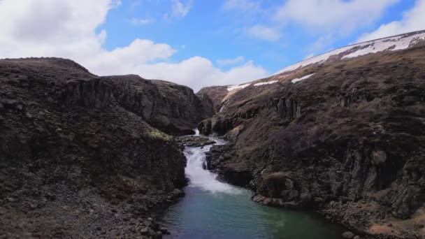 Kleine waterval met helder water en besneeuwde kloof landschap — Stockvideo