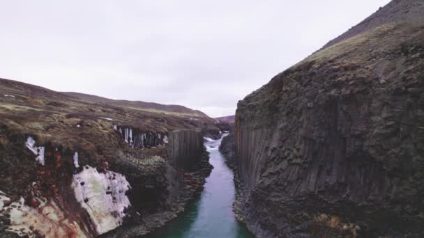 Hermosa toma aérea del cañón Studalagil en Islandia y el río Glaciar — Vídeo de stock