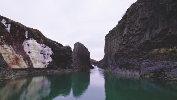 Όμορφη Αεροφωτογραφία του φαραγγιού Studalagil στην Ισλανδία — Αρχείο Βίντεο