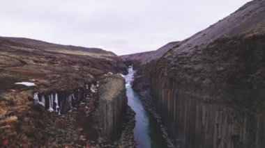 Studlagil Kanyonu Açık Beyaz Gökyüzünün Altında Mavi Buzul Nehri