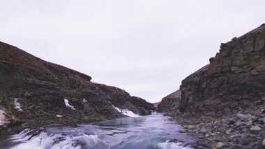 Muhteşem Studlagil Kanyonu ve Buzul Nehri 'nin Havadan Çekimi