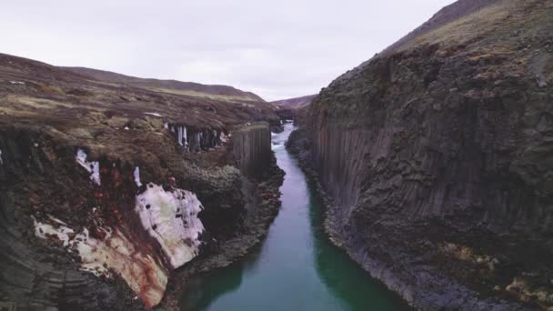 学校峡谷、湍急冰川河和蓝天中的玄武岩柱 — 图库视频影像