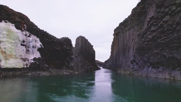 Όμορφη θέα του τοπίου της στήλης Basalt Rock — Αρχείο Βίντεο