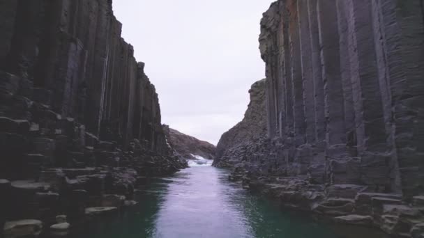 从冰川河到玄武岩柱和瀑布中射孔的揭示 — 图库视频影像