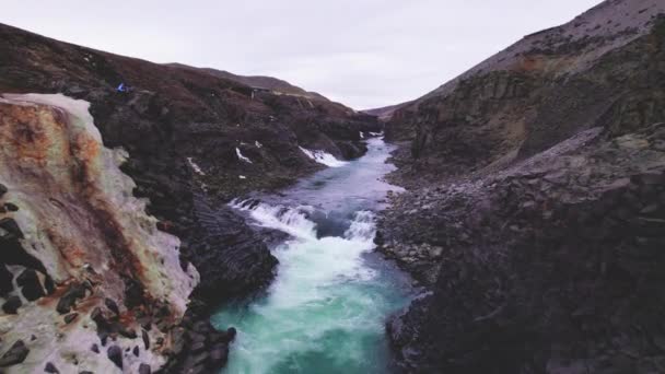 Lélegzetelállító Drone Scenery sziklás hegyek és vízesések, Studlagil Canyon — Stock videók