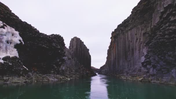 Blue Glacier River Circondato da colonne di roccia di basalto e cieli limpidi — Video Stock