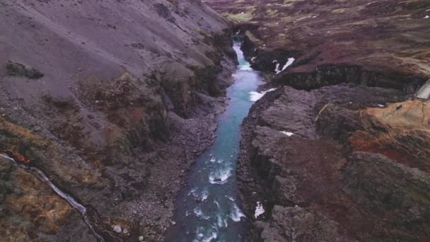 Каньон Студлагил и река Голубой ледник с небольшим водопадом — стоковое видео