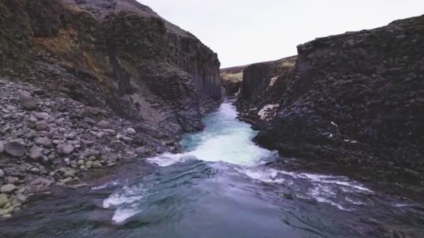 Blue Glacier River Streaming Acque limpide e colonne di roccia di basalto — Video Stock