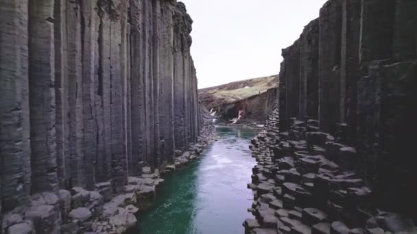 Blue Glacier River, Basalt Rock oszlopok és fényes égbolt a háttérben — Stock videók