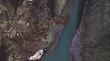 Görkemli Studlagil Kanyonu ve Mavi Buzul Nehri 'nin Kuş Gözü Görüntüsü