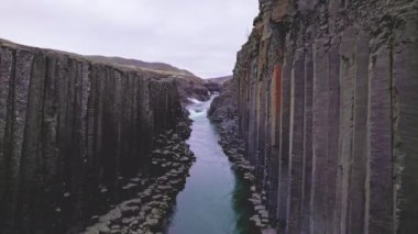 Basalt Kaya Sütunları ve Mavi Buzul Nehri Açık Gökyüzüne Karşı