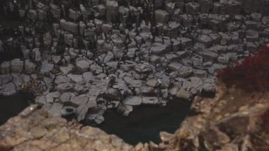 Basalt Kaya oluşumunun nefes kesici görüntüsü ve Mavi Buzul Nehri manzarası