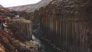 Sakin Mavi Buzul Nehri manzaralı Basalt Kaya Sütunu