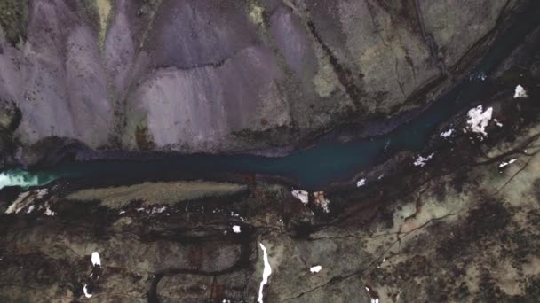 Studlagil Canyon, Columnas de Basalto Rock y la Vista del Río Glaciar Azul — Vídeo de stock