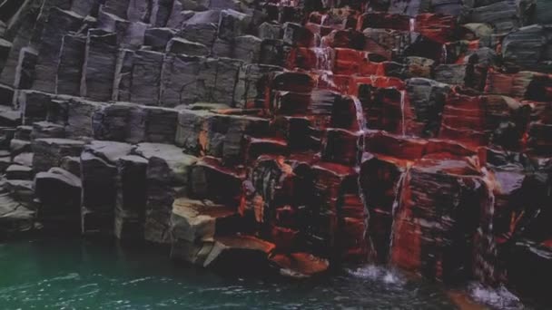 Colonne di roccia di basalto e Blue Glacier River e uno scorcio del cielo, Islanda — Video Stock