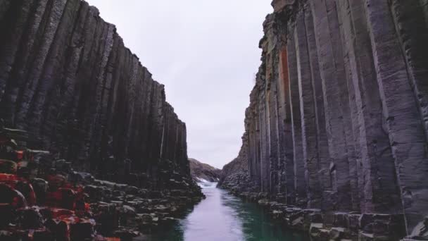 Columnas de Basalto Rock, Río Glaciar Azul y el Paisaje del Cañón Studlagil — Vídeos de Stock