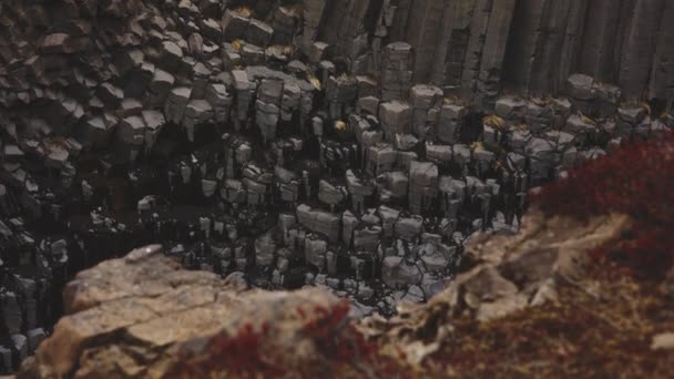 Formacja skał bazaltowych Pięknie rozmieszczona w kanionie Studlagil, Islandia — Wideo stockowe