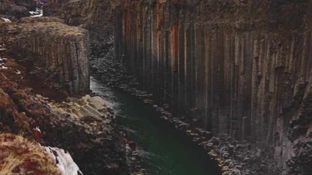 Coluna de Rocha de Basalto com Vista de Streaming Clear Waters of Blue Glacier River — Vídeo de Stock