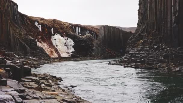 Studlagil Canyon, Colunas de Rocha de Basalto e Águas Limpas do Rio Glaciar Azul — Vídeo de Stock