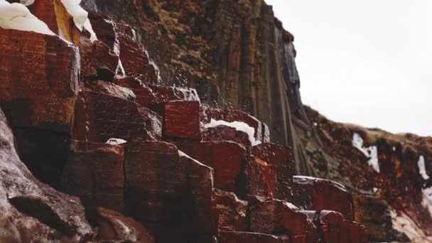 Impressionante upclose tiro de basalto rock coluna e céu sem nuvens no fundo — Vídeo de Stock
