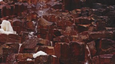 Net Suyu Akan Güzel Basalt Kaya Sütunları