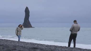 Reynisfjara Sahilinde Fotoğraf Çeken Çiftin Manzarası