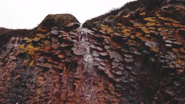 Scénický pohled na čedičové skalní sloupce proudící čistou vodou proti jasnému nebi — Stock video