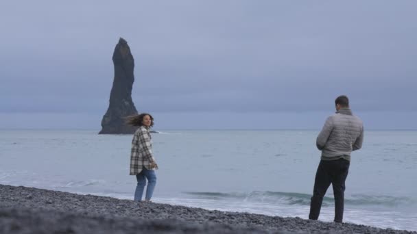 İzlanda 'daki Reynisfjara Kara Kum Sahili' nde Çekim Yapan Çift — Stok video