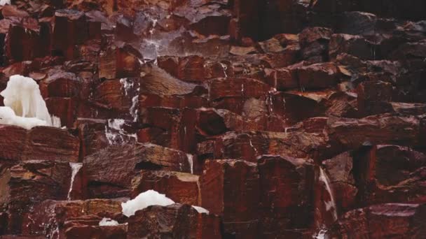 Krásné úzké záběry čedičových skalních sloupců s průzračnými vodami stékající dolů — Stock video