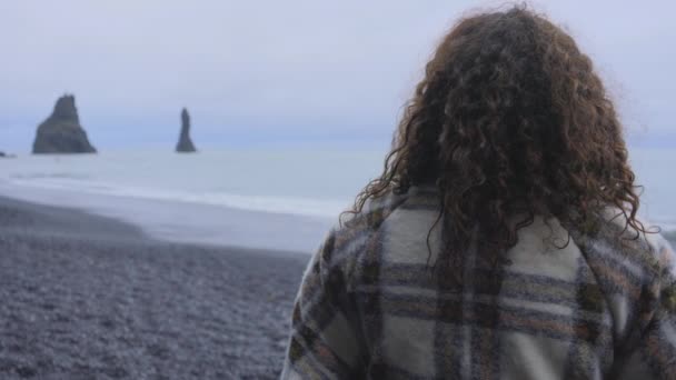 Intimate Shot of a Female Traveler by the Reynisdrangar Black Beach — Vídeo de stock