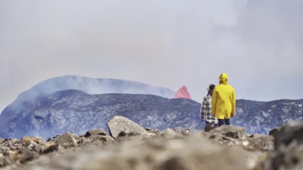 Impressionante drone colpo di un vulcano in eruzione, con i turisti che ammirano la vista — Video Stock