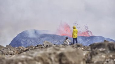 Cesur Turistlerin Patlayan Volkan Manzarasının Keyifli Panorama 'sı